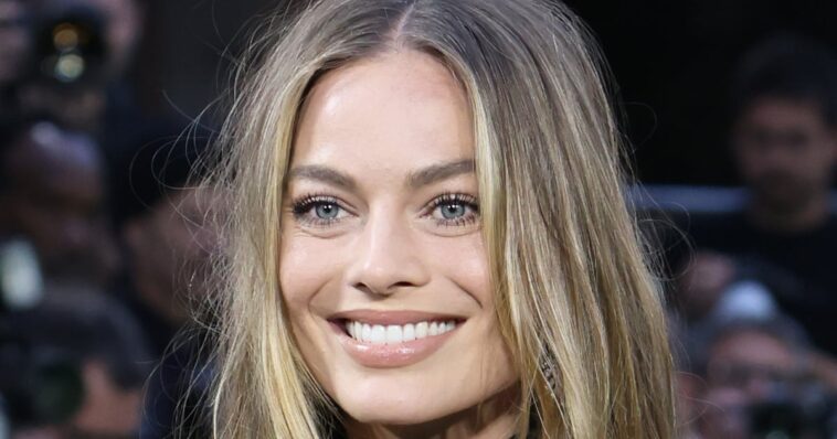 Las uñas de supermodelo de Margot Robbie son un guiño elegante a los años 90