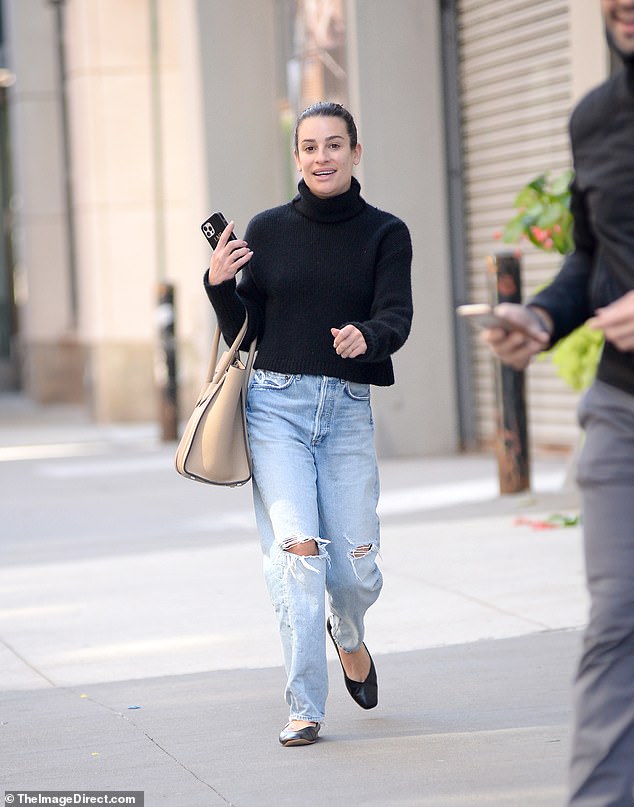 De vuelta en acción: Lea Michele se veía feliz y saludable cuando salió a la ciudad de Nueva York el sábado por la mañana.