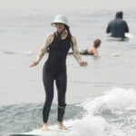 ¡Haz surf!  Leighton Meester y su esposo, Adam Brody, encontraron una forma inteligente de combatir el calor el viernes por la mañana cuando llegaron a la playa para atrapar algunas olas en Los Ángeles.