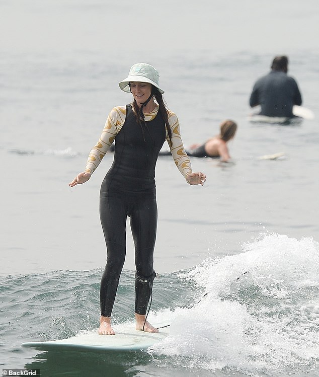 ¡Haz surf!  Leighton Meester y su esposo, Adam Brody, encontraron una forma inteligente de combatir el calor el viernes por la mañana cuando llegaron a la playa para atrapar algunas olas en Los Ángeles.