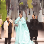 Linda Evangelista concluye la presentación de Fendi de la Semana de la Moda de Nueva York de este año