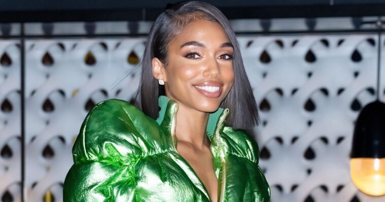 Lori Harvey usa un vestido acolchado con una abertura a la altura del muslo para NYFW