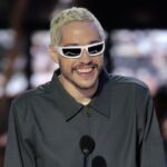 Los fanáticos piensan que el atuendo de los Emmy de Pete Davidson es una excavación para Kim y Kanye