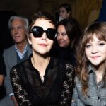 Maggie Gyllenhaal y su hija lucen perfectamente preppy-cool en la Semana de la Moda de París