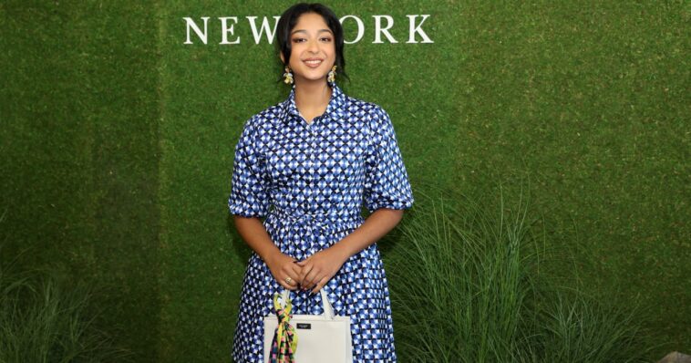 Maitreyi Ramakrishnan diseñó un vestido camisero con tacones de pompones para Kate Spade