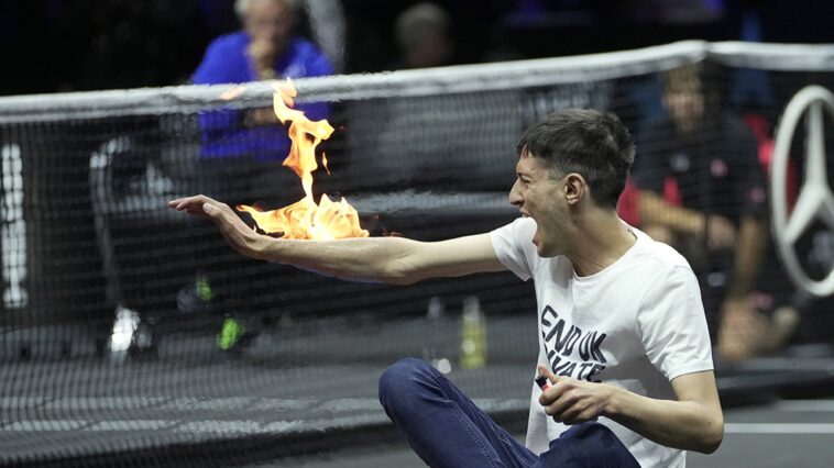 Manifestante prende fuego a un brazo en escena salvaje en el último torneo de Roger Federer