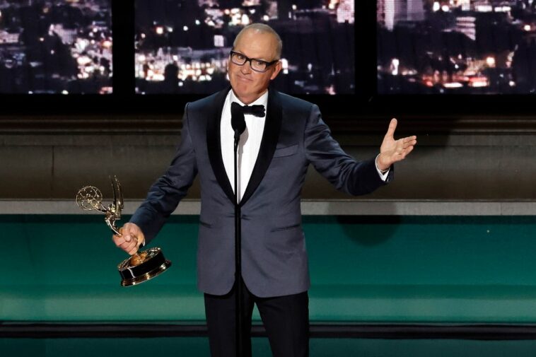 Michael Keaton gana su primer Emmy por su papel principal en 'Dopesick'
