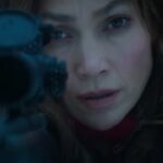 Mira a Jennifer Lopez hacer dominadas en la nieve en el tráiler de la película Gritty Assassin