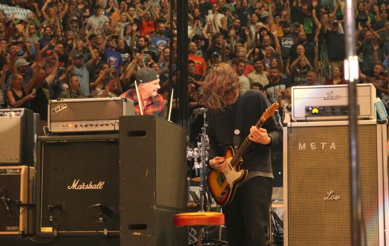 Mira a Pearl Jam tocar 'Rockin' In The Free World' con Chad Smith de RHCP