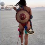 La actriz australiana Nathalie Kelly hizo alarde de su sensacional figura mientras se desnudaba y se quedaba en bikini en Burning Man esta semana.