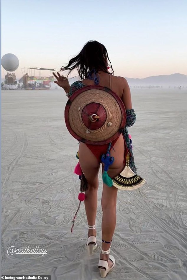 La actriz australiana Nathalie Kelly hizo alarde de su sensacional figura mientras se desnudaba y se quedaba en bikini en Burning Man esta semana.