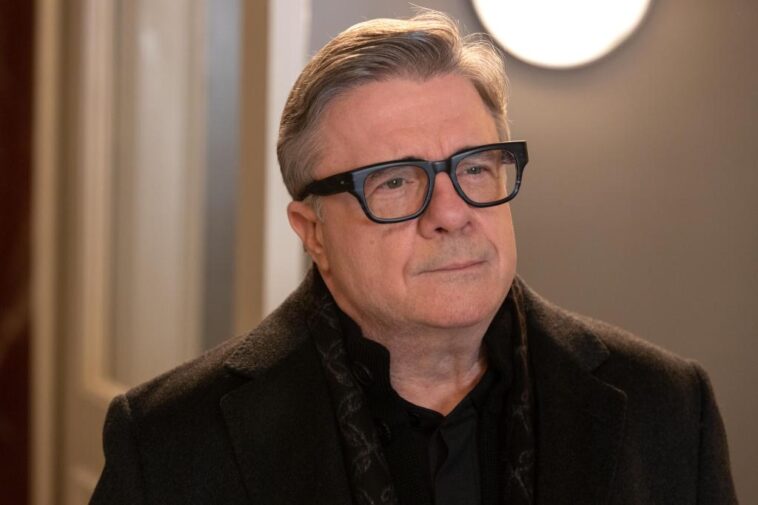 Nathan Lane gana el primer Emmy por 'Only Murders In the Building' después de un récord de 7 nominaciones a su carrera como estrella invitada