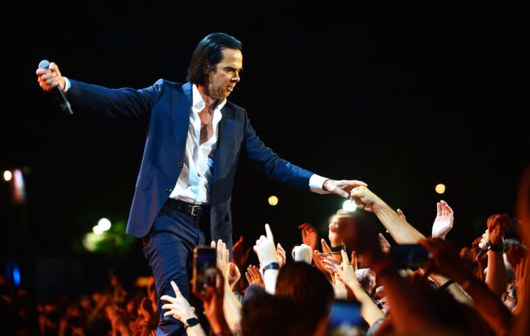 Nick Cave sobre tocar en vivo siendo parte de su proceso de duelo: "La atención del público me salvó"