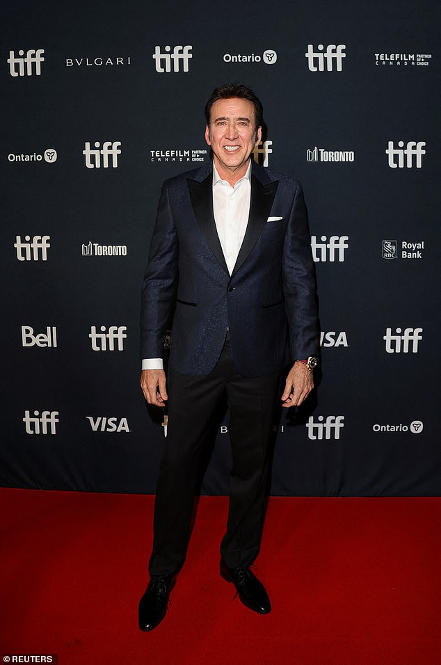 Suave: Nicolas Cage se veía suave con una chaqueta de esmoquin azul marino estampada cuando llegó al estreno de su último proyecto durante el Festival Internacional de Cine de Toronto el viernes.