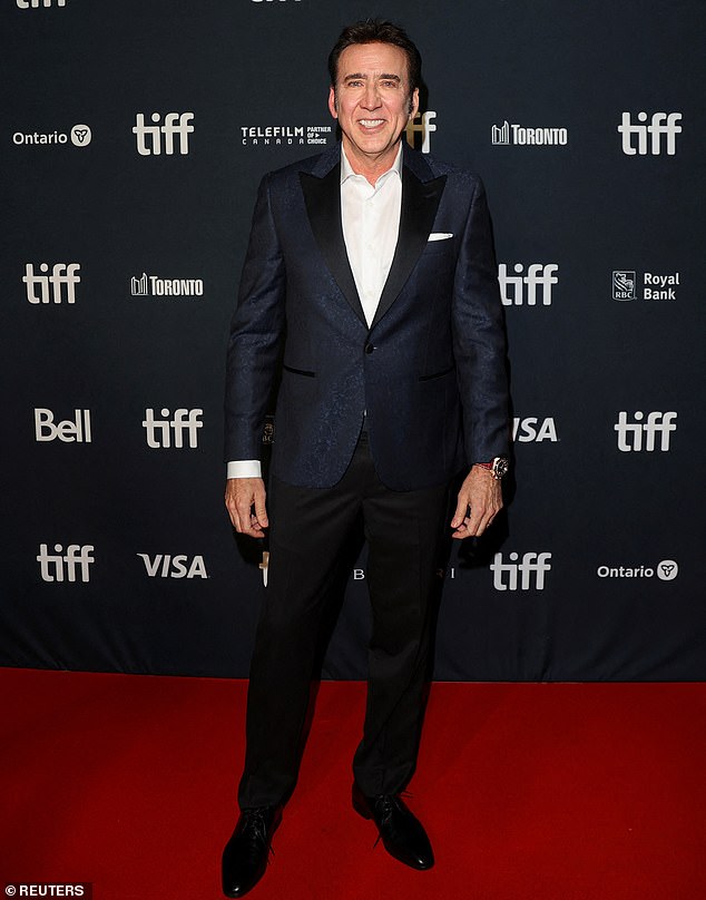 Sonrisas: Nicolas Cage, de 58 años, fue todo sonrisas en el Festival Internacional de Cine de Toronto, donde apoyó su película Butcher's Crossing.  El actor corrió al aeropuerto tras el nacimiento de su nueva hija para cumplir su promesa en el festival.