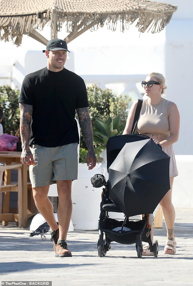 Familia: Olivia y Alex Bowen se veían cada centímetro de los padres cariñosos el miércoles cuando llevaron a su hijo Abel de tres meses a dar un paseo en Mykonos, Grecia.