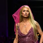 Paris Hilton desfiló por la pasarela de Versace con sus exclusivos Pink Sparkles