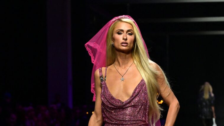 Paris Hilton desfiló por la pasarela de Versace con sus exclusivos Pink Sparkles