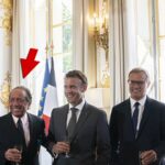 Paul Anka recibe la Orden del Mérito de Francia de manos del presidente de Francia, Emmanuel Macron