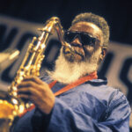 Pharoah Sanders, saxofonista que empujó el jazz hacia lo espiritual, muere a los 81 años