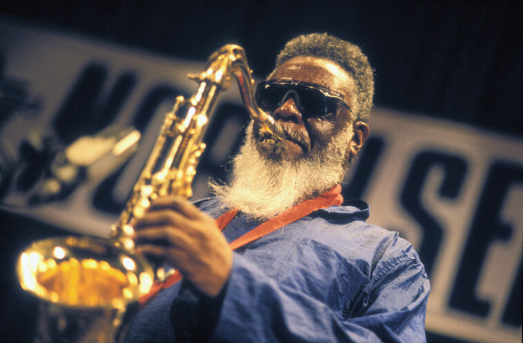 Pharoah Sanders, saxofonista que empujó el jazz hacia lo espiritual, muere a los 81 años