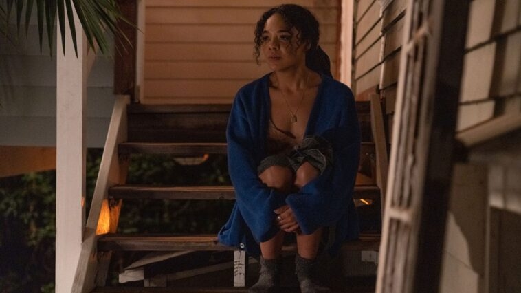 Reseña de 'The Listener': Tessa Thompson presenta el escaso estudio de Steve Buscemi sobre una línea directa de crisis