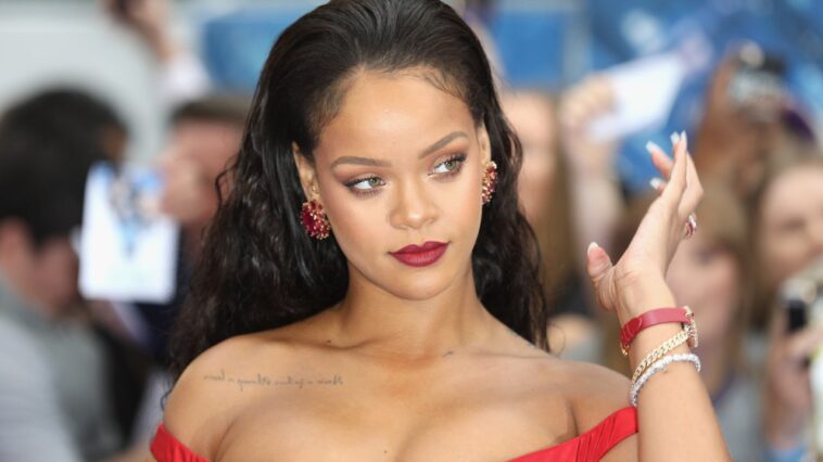Rihanna debutó con nuevos golpes de cortina en una noche de chicas