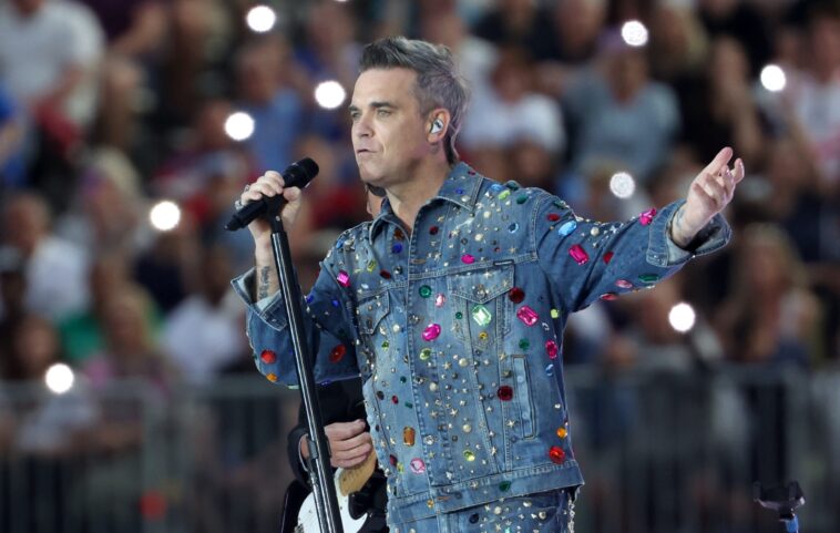 Robbie Williams dice que "sería genial" jugar a la tragamonedas Glastonbury Legends