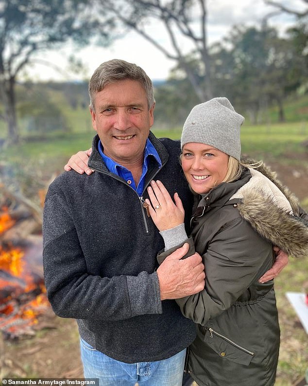 Samantha Armytage ha compartido una visión poco común de su vida tranquila en el campo con su esposo Richard Lavender.  Ambos en la foto