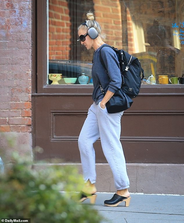 Enfrentándose al mundo: Sarah Jessica Parker, de 57 años, fue vista saliendo en Nueva York el jueves, marcando la primera vez que la vieron desde que reveló que su padrastro había muerto.