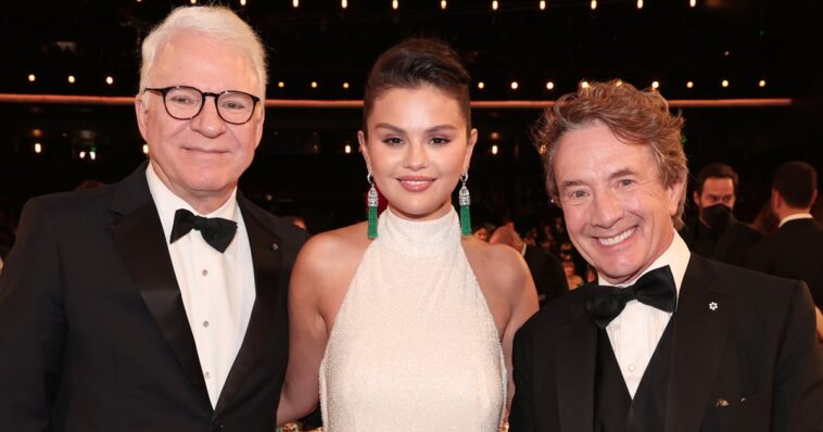 Selena Gomez asiste a los premios Emmy con un brillante vestido de novia