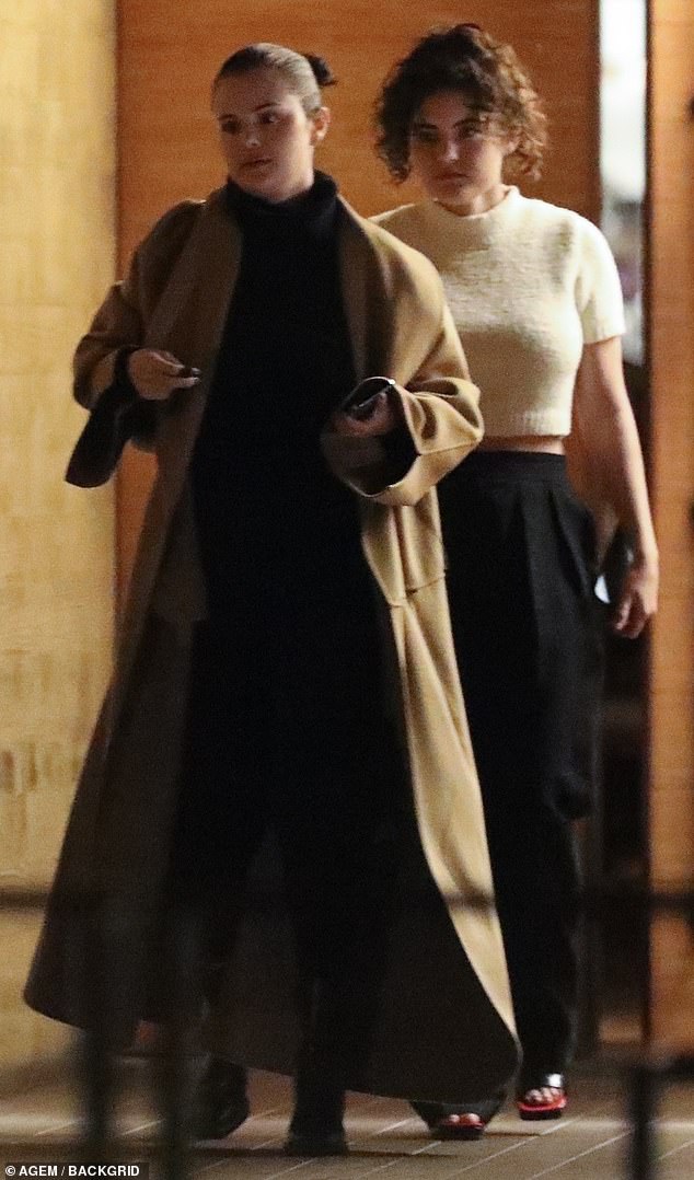 Salida nocturna: Selena Gomez salió a cenar con amigos el martes por la noche, horas antes de que Hailey Bieber dejara constancia sobre el presunto 'robo' del esposo Justin Bieber del cantante.