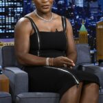 Tendencia asombrosa: Serena Williams bromeó diciendo que Tom Brady 'comenzó una tendencia increíble' mientras discutía su 'evolución' después de dejar el tenis en el episodio del martes de The Tonight Show Starring Jimmy Fallon en NBC