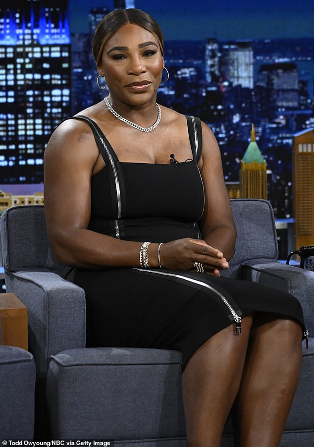 Tendencia asombrosa: Serena Williams bromeó diciendo que Tom Brady 'comenzó una tendencia increíble' mientras discutía su 'evolución' después de dejar el tenis en el episodio del martes de The Tonight Show Starring Jimmy Fallon en NBC