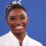 Simone Biles tiene el mejor truco de estilo para usar cortes en el otoño