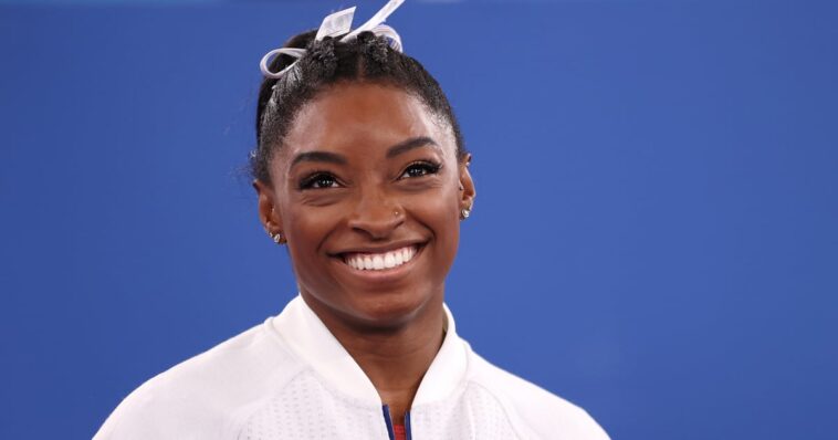 Simone Biles tiene el mejor truco de estilo para usar cortes en el otoño