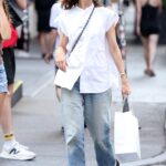 Casual chic: Sofia Coppola, de 51 años, fue vista de compras con su hija en Nueva York el lunes.  El director adoptó un look casual chic con un top de algodón blanco con mangas japonesas y jeans desgastados.