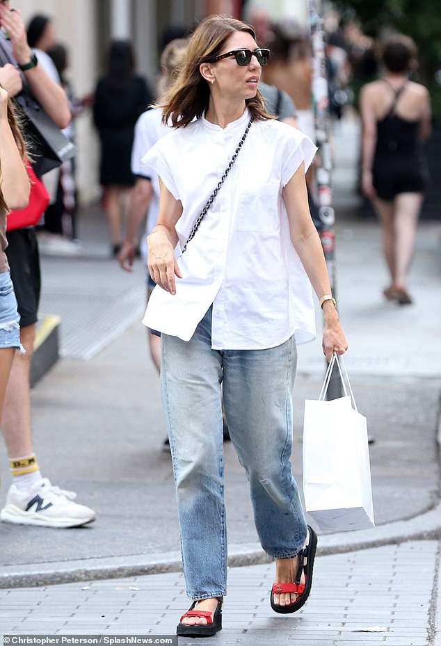 Casual chic: Sofia Coppola, de 51 años, fue vista de compras con su hija en Nueva York el lunes.  El director adoptó un look casual chic con un top de algodón blanco con mangas japonesas y jeans desgastados.