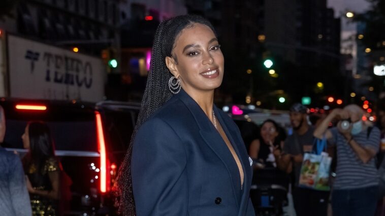 Solange Knowles toma la tendencia de trajes sexy para un giro