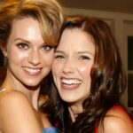 Sophia Bush y Hilarie Burton tienen un "Colina de un árbol" Reunión en trajes de poder a juego