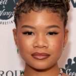 Storm Reid combina hábilmente su manicura con su sombra de ojos