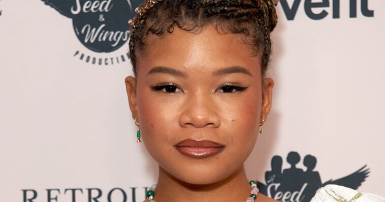 Storm Reid combina hábilmente su manicura con su sombra de ojos