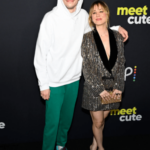 Tanto Pete Davidson como Kaley Cuoco parecían estar vestidos para ocasiones separadas mientras asistían al estreno de Meet Cute