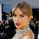 Taylor Swift continúa 'Midnights Mayhem' con el título de la canción 'Maroon'