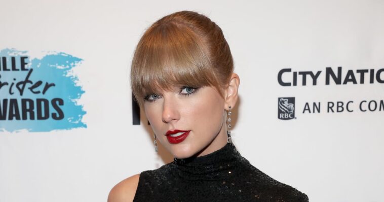 Taylor Swift presenta una versión moderna de la Bubble Ponytail
