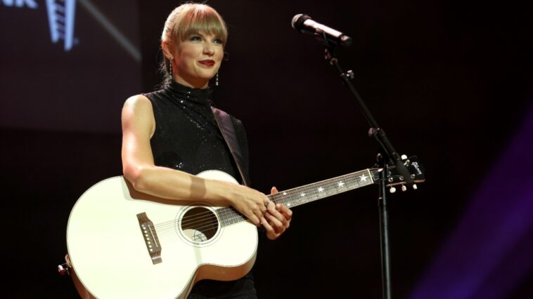Taylor Swift revela su proceso de escritura en el discurso de los premios de compositores de Nashville