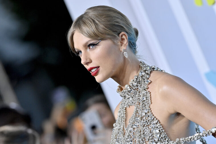 Taylor Swift revela tres portadas adicionales para su nuevo LP 'Midnights'