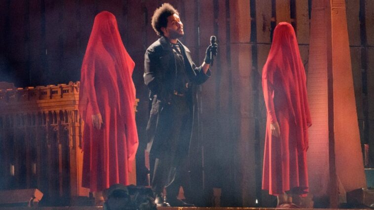 The Weeknd se vio obligado a interrumpir su show en el estadio de Los Ángeles después de perder la voz