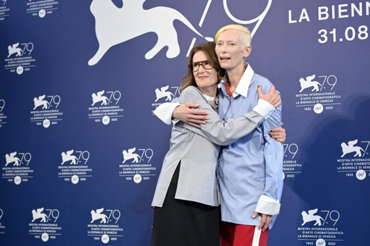 Tilda Swinton sobre interpretar papeles duales en 'La hija eterna' de Joanna Hogg – Venecia