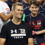 Tom Brady se tomó un descanso del entrenamiento para ver a su hijo Jack jugar al fútbol